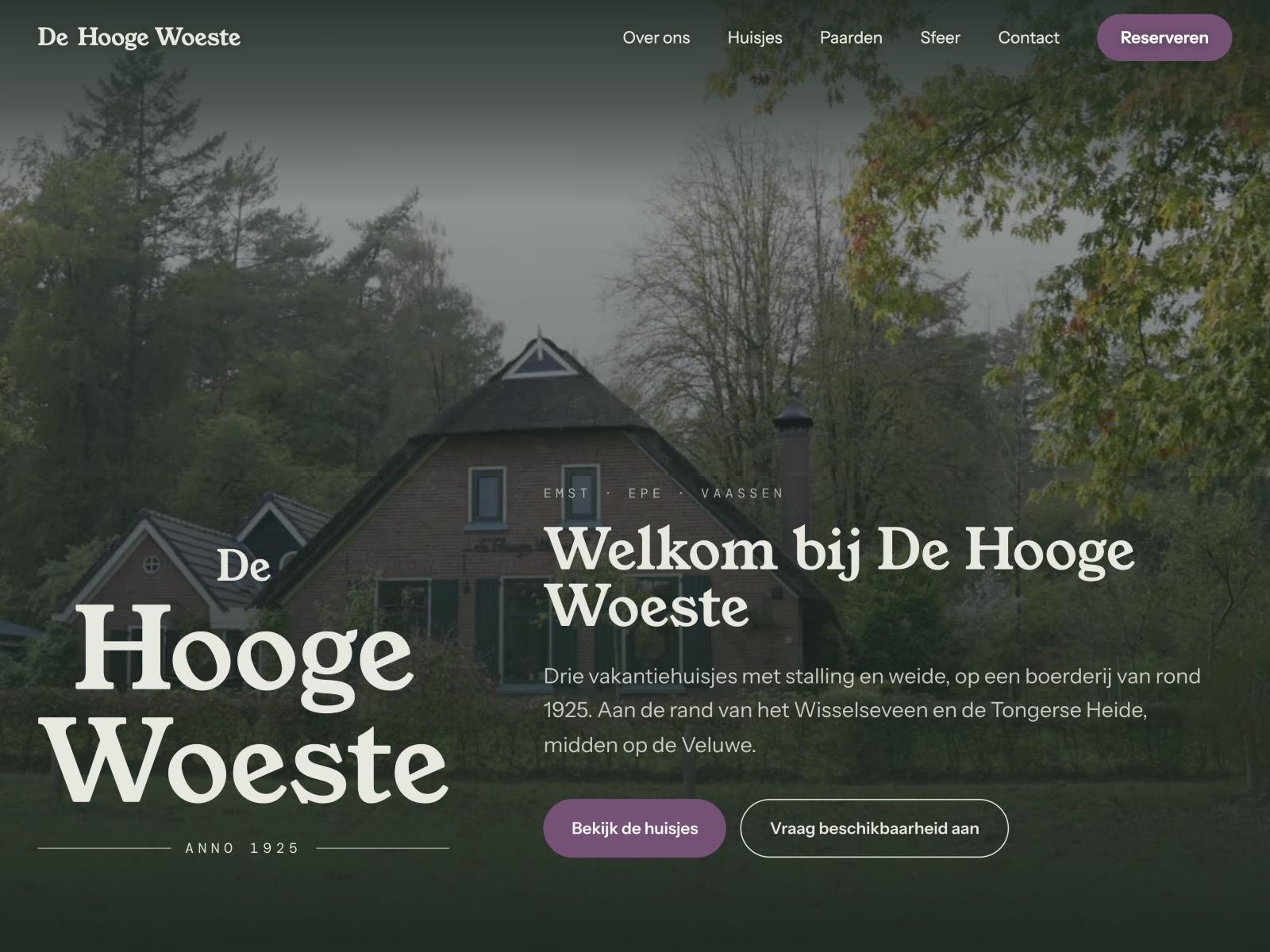 Homepage van De Hooge Woeste: de boerderij met rieten dak tussen de bomen